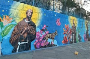 Muro do Museu dos Capuchinhos pintado com São Francisco de Assis cercado de flores e animais