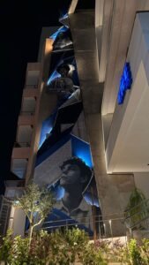 Escultura de vinte metros em aço galvanizado na fachada do novo prédio do CIEE, à noite