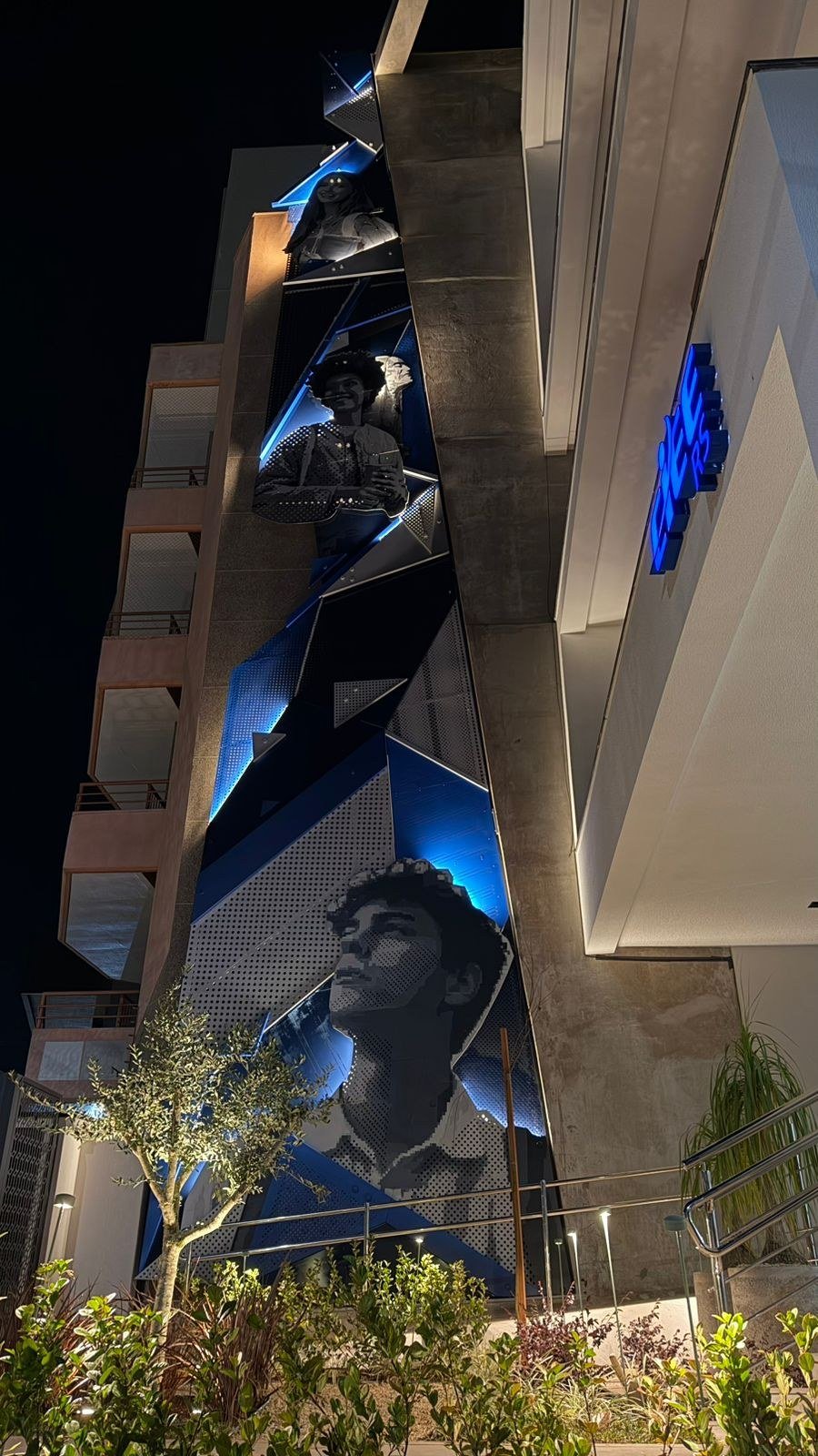 Escultura de vinte metros em aço galvanizado na fachada do novo prédio do CIEE, à noite