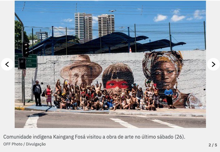 Integrantes da comunidade indígena Kaingang Fosá reunidos em frente ao mural da Aldeia SESC